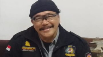 Profesor Minta Presiden RI Perintahkan Semua Aparatur Negara Di Seluruh Indonesia Tertibkan bendera luntur kusam dan Pasang Bendera Bercahaya Mewarnai Indonesia Merdeka !!!
